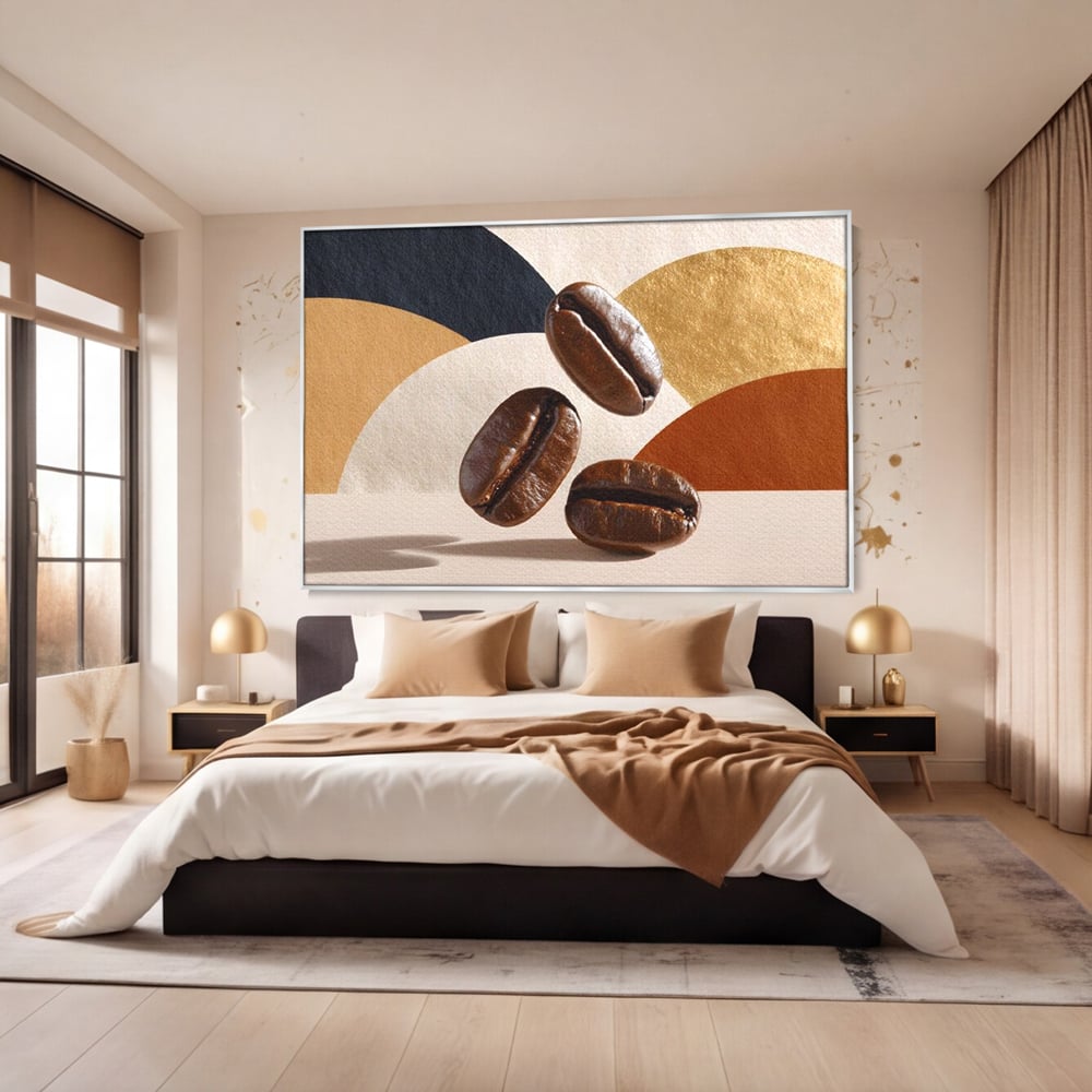 Tablou canvas cu tablou canvas cu boabe de cafea, in rama de aluminiu argintiu, pe perete intr-un dormitor
